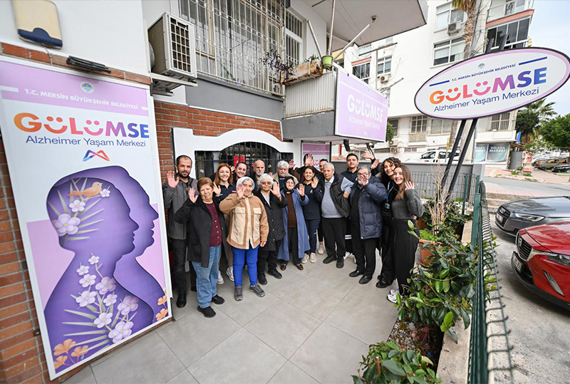 ALZHEİMER HASTALARI BU MERKEZDE HAYATA YENİDEN BAĞLANIYOR